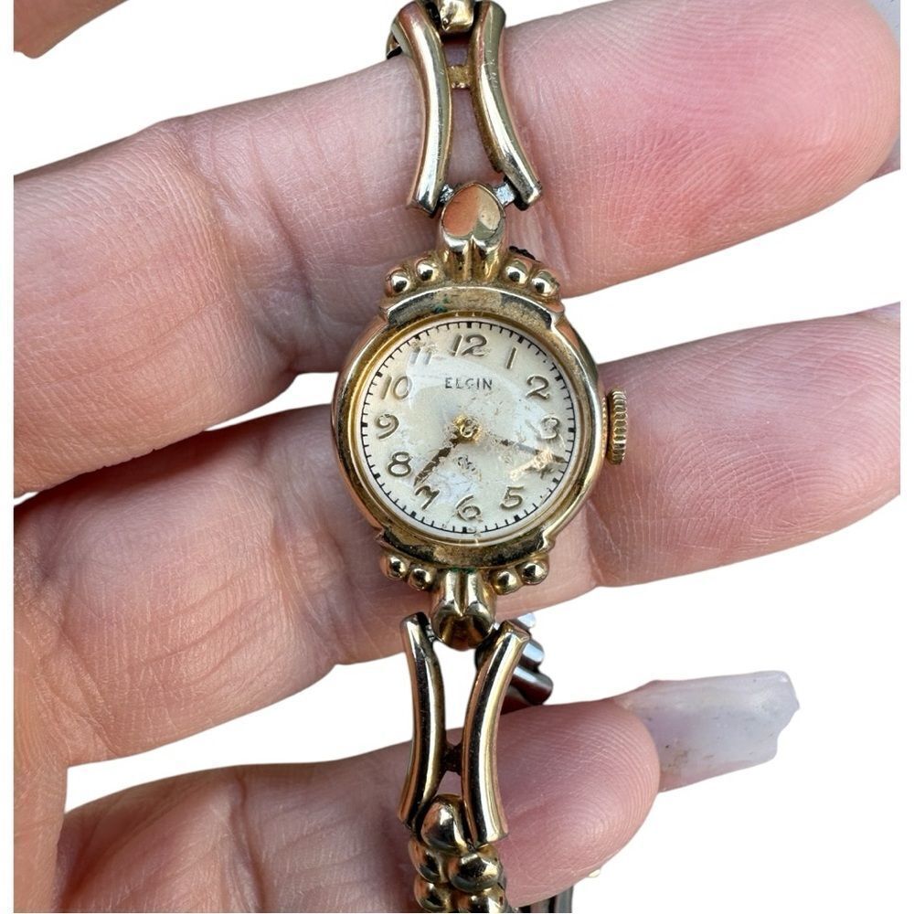 Vintage Gold-Tone Watch with White Dial